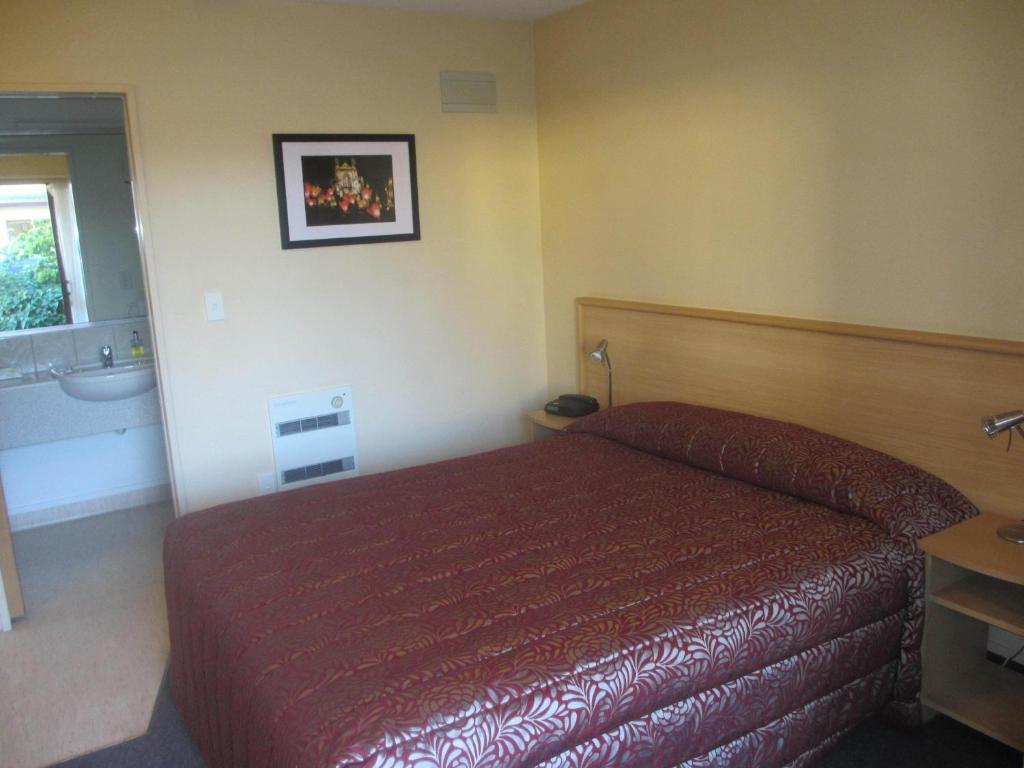 Alhambra Oaks Motor Lodge Dunedin Room photo